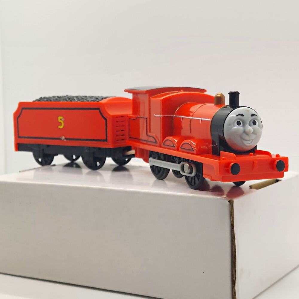 Thomas TrackMaster Motorized Talking James Train Engine Fisher Price R9627 2010